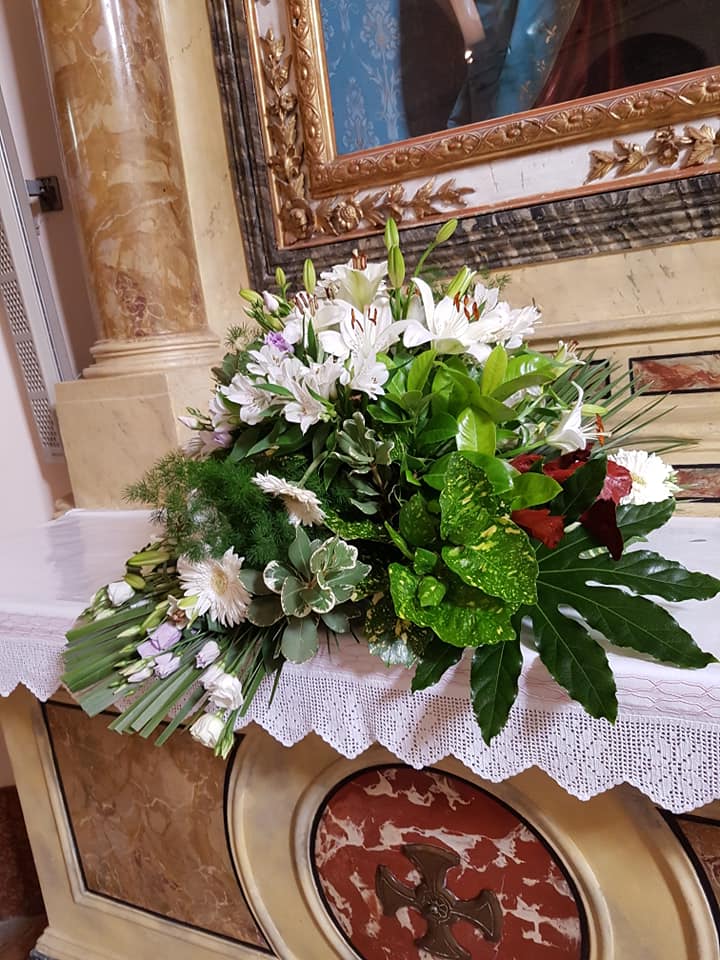 01 Allestimento Matrimonio Composizione Altare Gerbere Bianche Lisianthus Viola e Bianchi Lilium Fioreria Bruseghini Besenello Trento